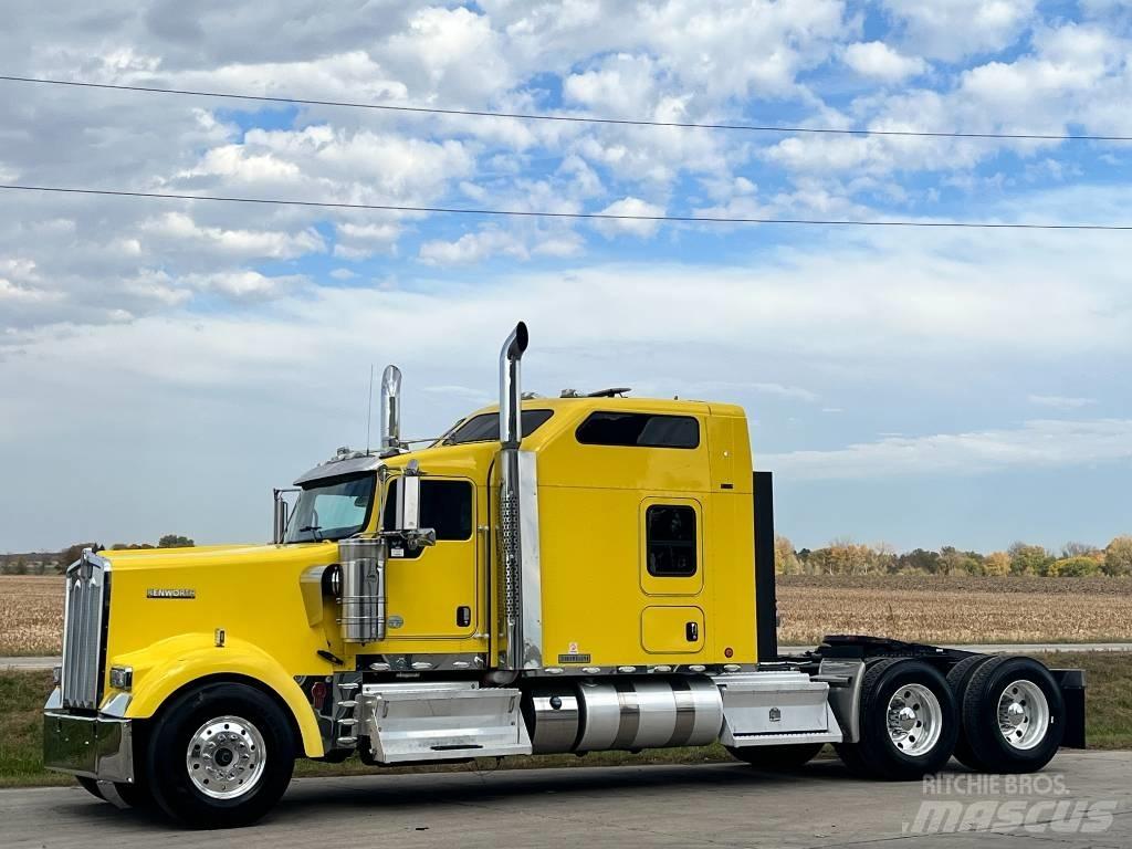 Kenworth W 900 Prime Movers