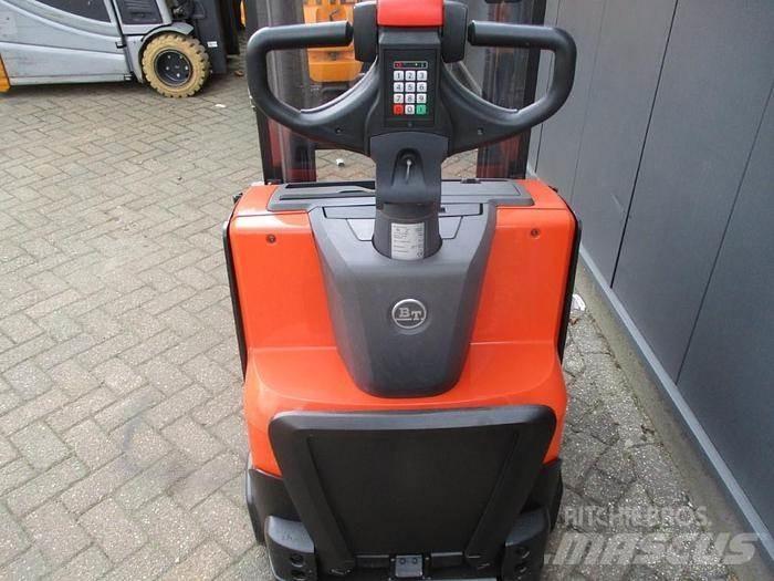BT SWE 120 Pedestrian stacker
