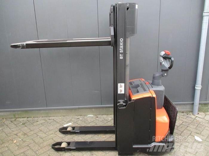 BT SWE 120 Pedestrian stacker