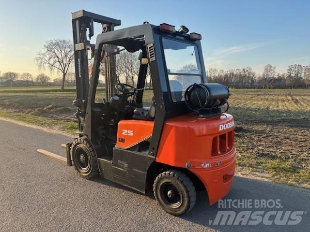 Doosan G 25 G LPG trucks