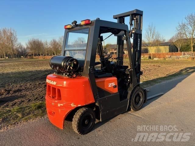 Doosan G 25 G LPG trucks
