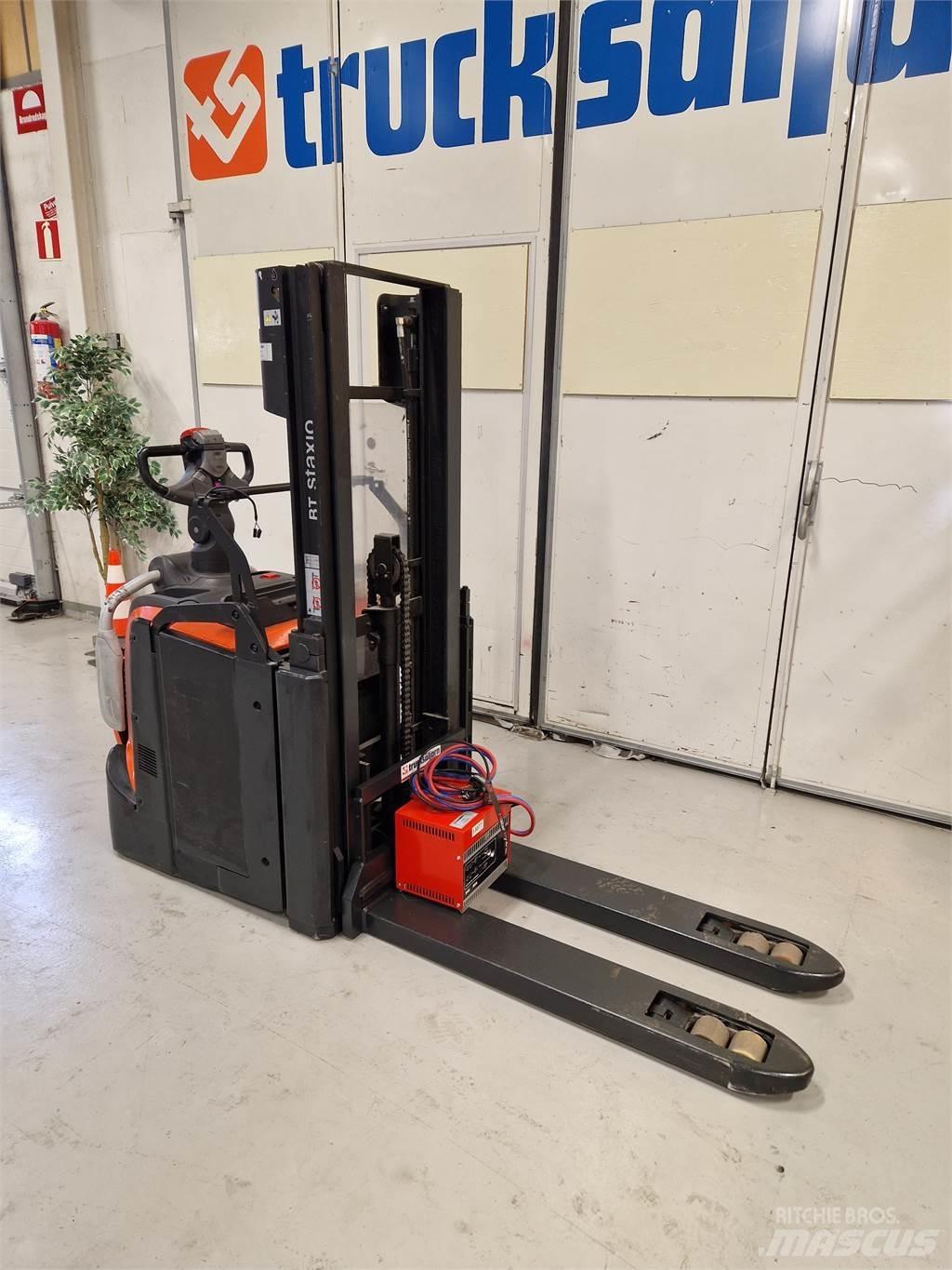Toyota SPE200D Pedestrian stacker