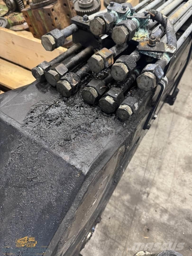 Komatsu 130F Loader cranes