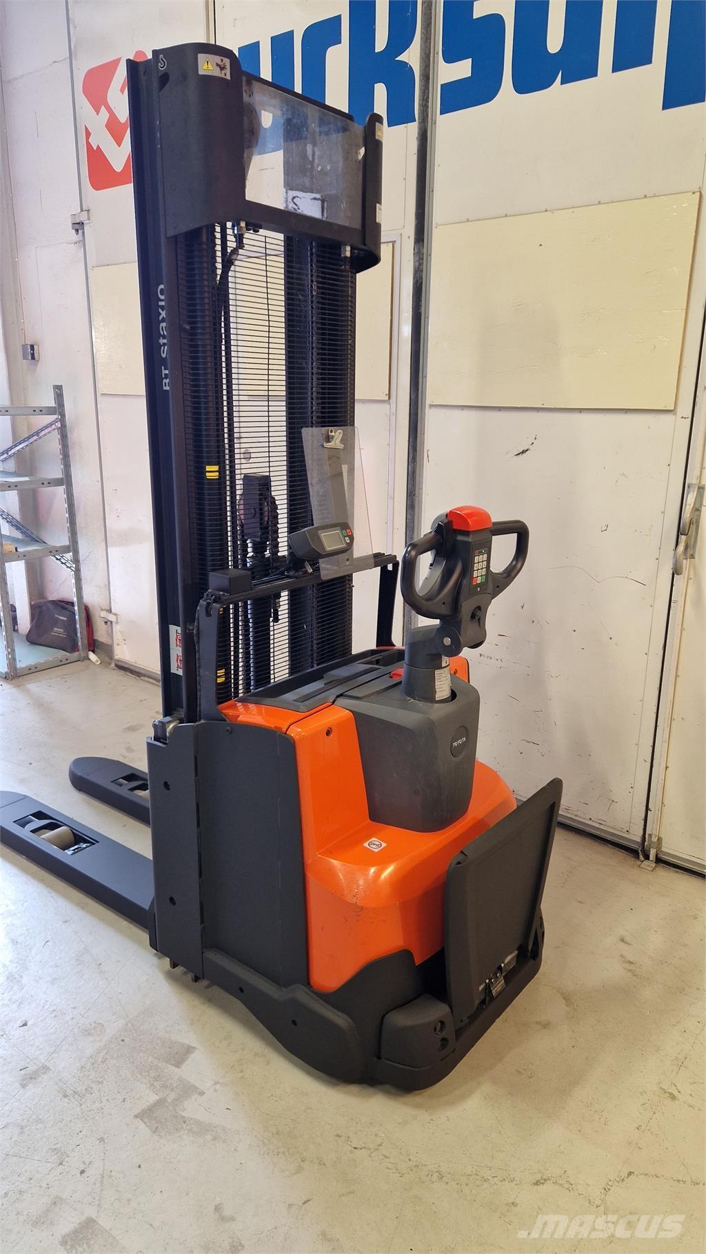 Toyota SWE140L Self propelled stackers