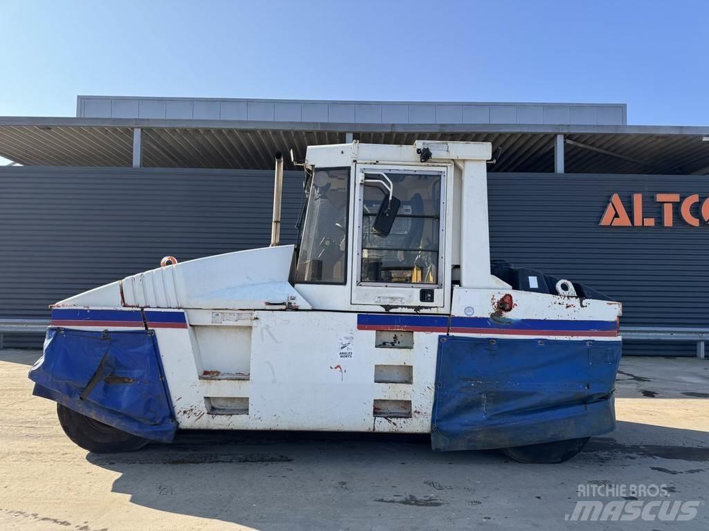 CAT PS-300B Pneumatic tired rollers