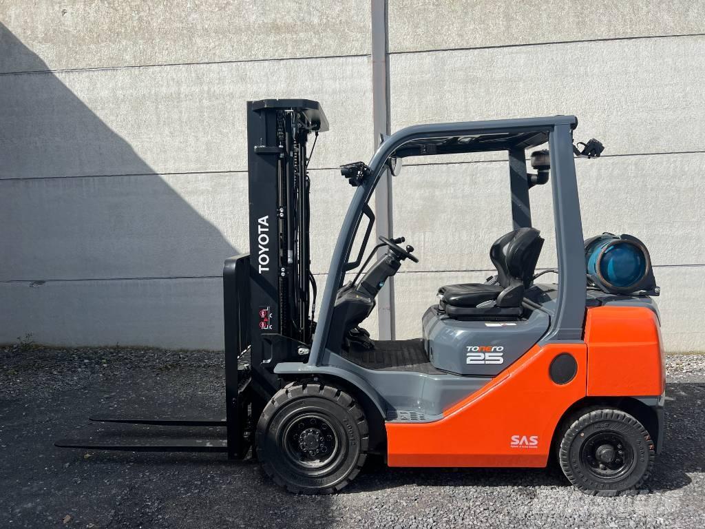 Toyota 02-8 FGF 25 LPG trucks