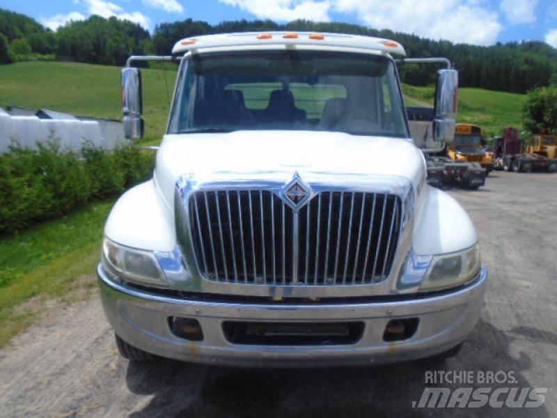 International 4200 Flatbed / Dropside trucks