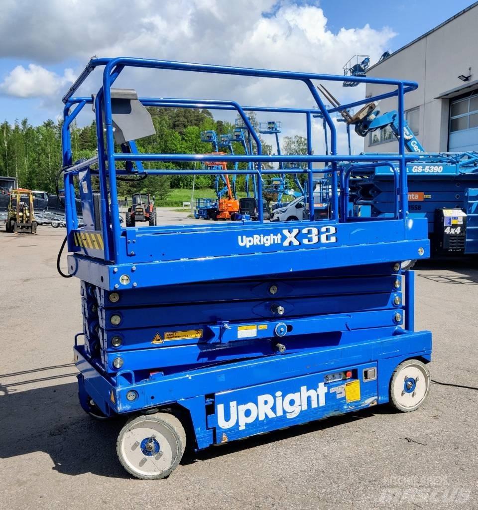 UpRight X32N Scissor lifts