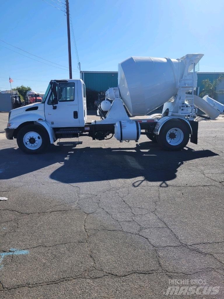 International 4300 Flatbed / Dropside trucks