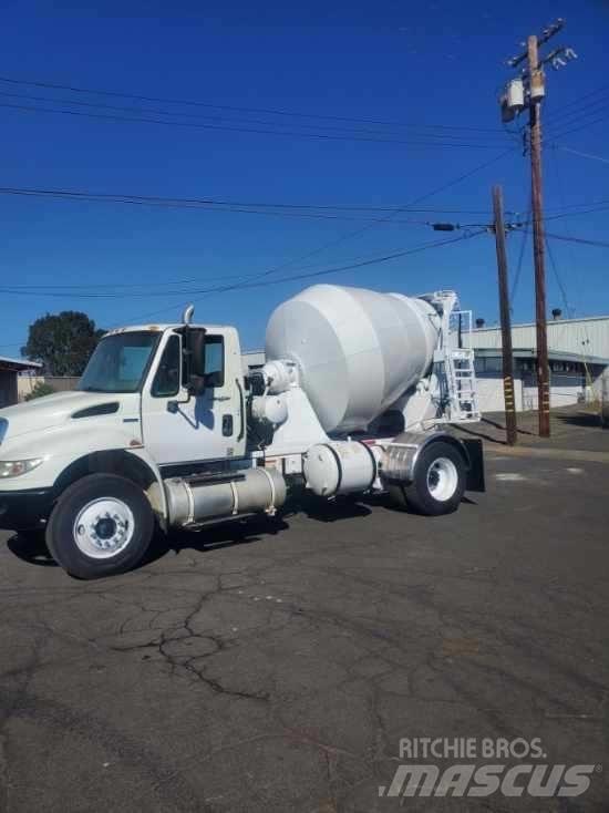 International 4300 Flatbed / Dropside trucks