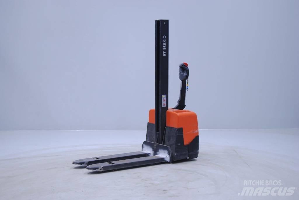Toyota HWE100 Pedestrian stacker
