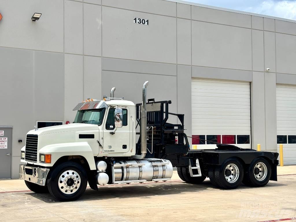Mack CHU 613 Recovery vehicles