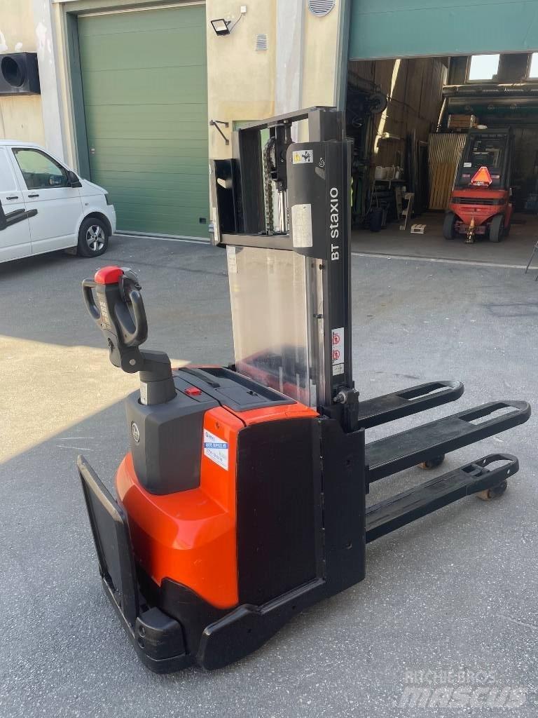 BT SWE200D Pedestrian stacker