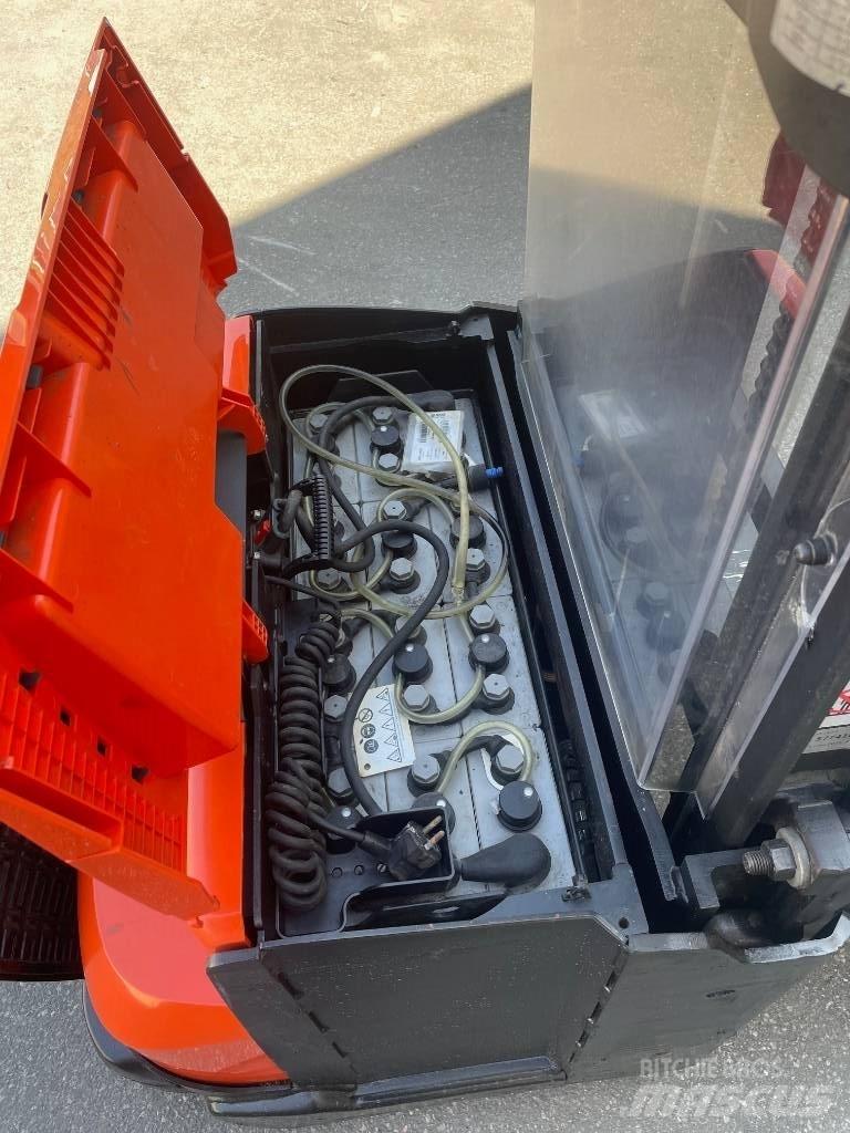 BT SWE200D Pedestrian stacker