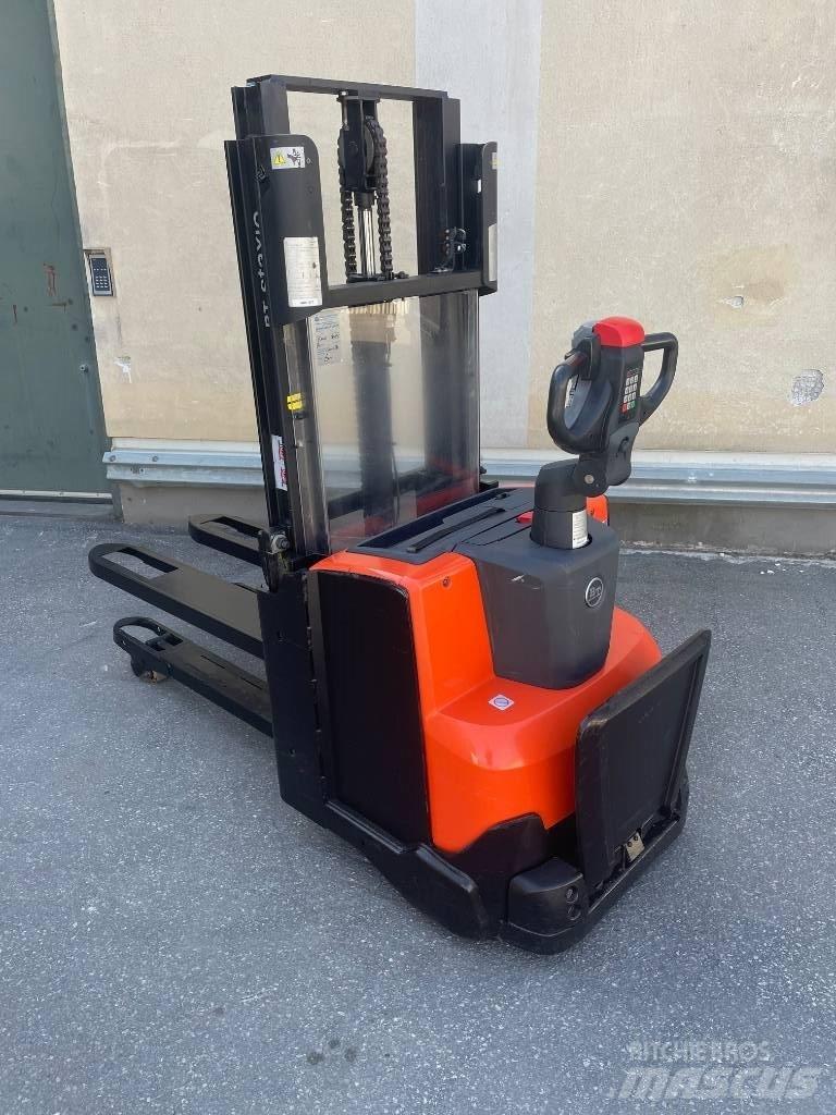 BT SWE200D Pedestrian stacker