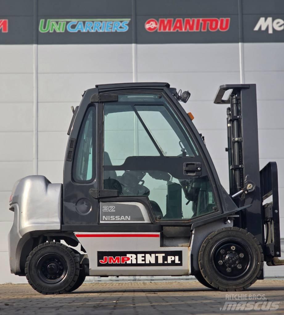 Nissan FGD02 A 32 Q LPG trucks