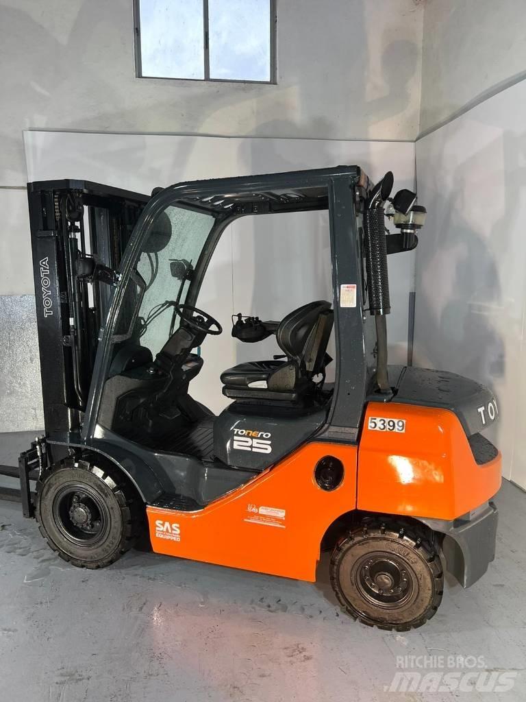 Toyota 02-8 FD F 25 Diesel trucks