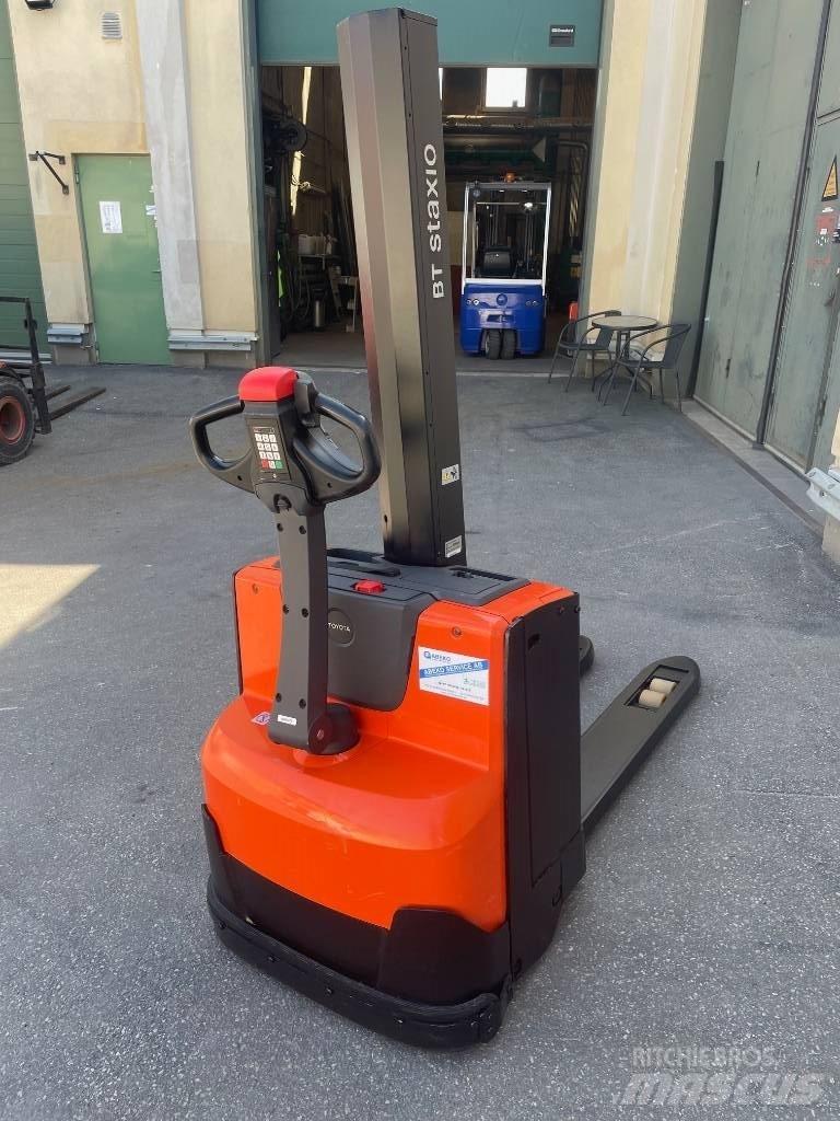 BT SWE080L Pedestrian stacker