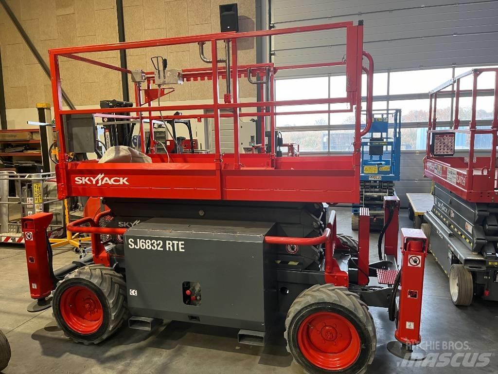 SkyJack SJ 6832 RTE Scissor lifts