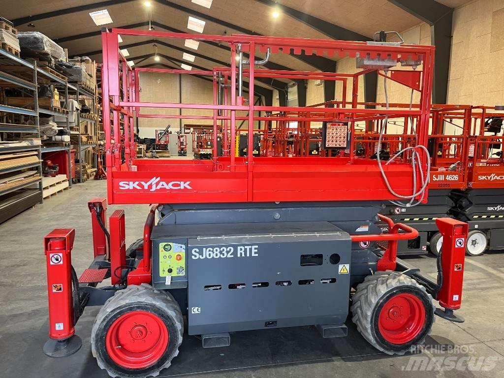 SkyJack SJ 6832 RTE Scissor lifts