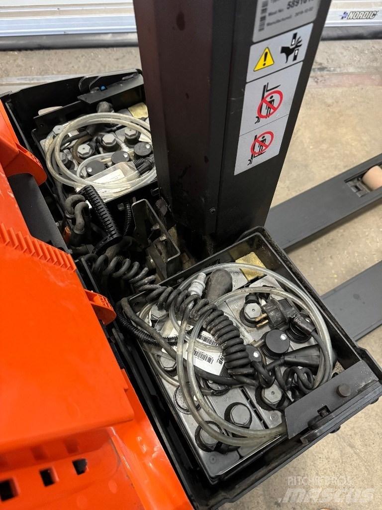 Toyota SWE080L Pedestrian stacker