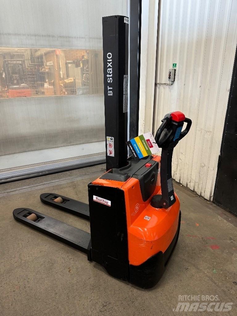 Toyota SWE080L Pedestrian stacker