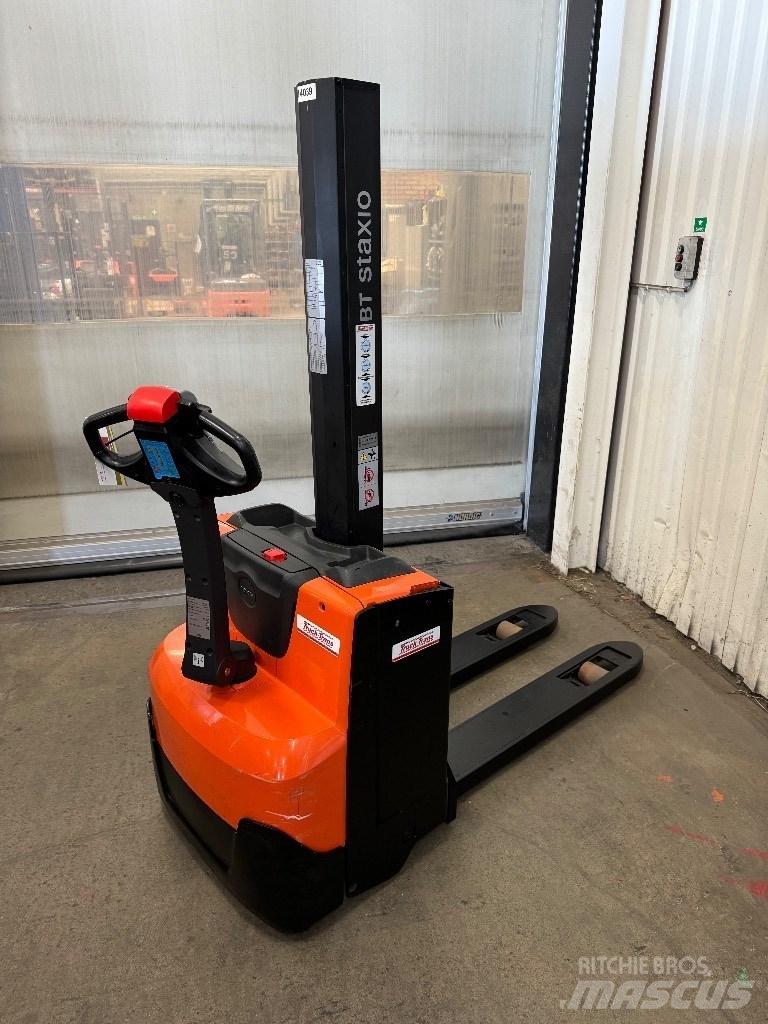 Toyota SWE080L Pedestrian stacker