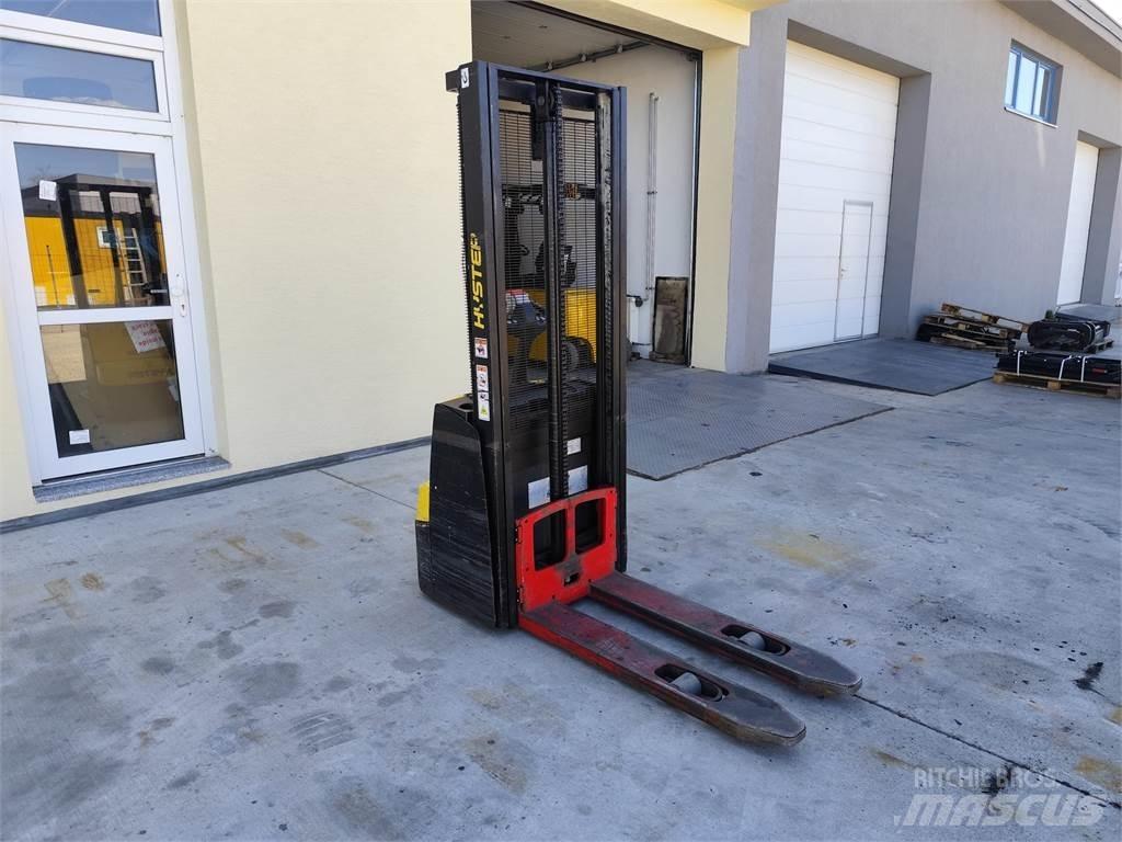 Hyster S1.0E Pedestrian stacker