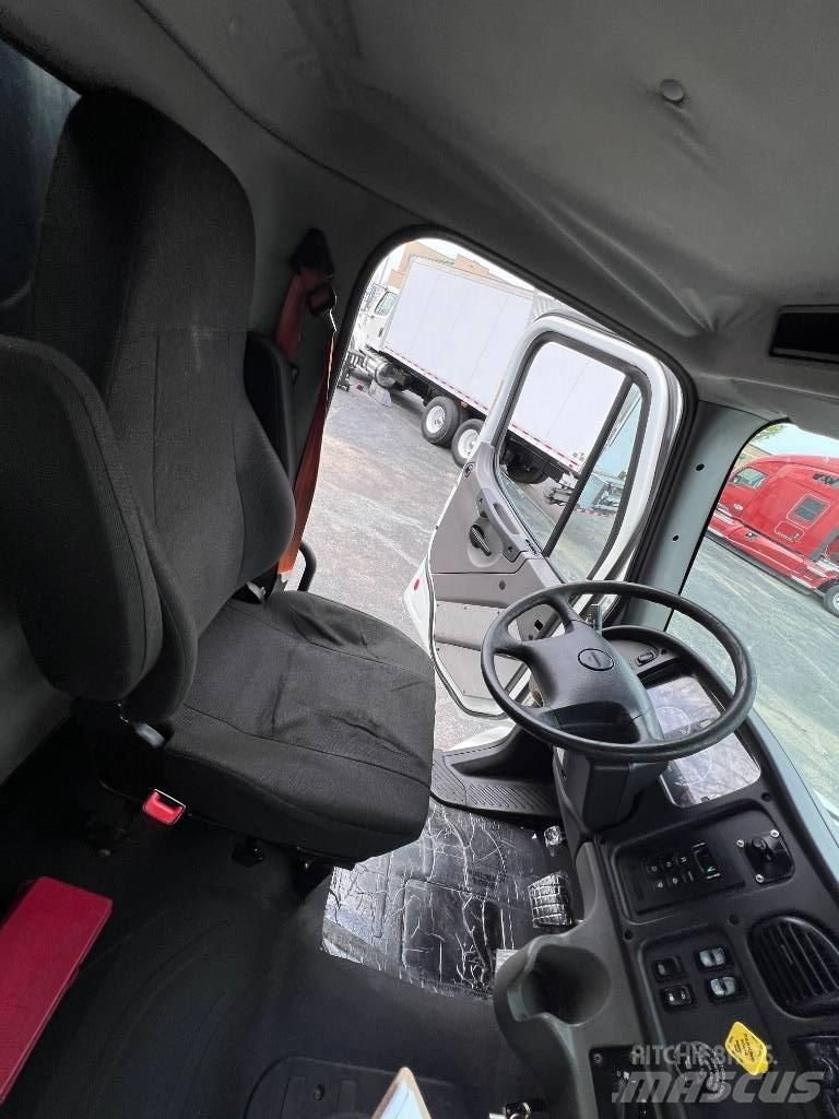 Freightliner M 106 Flatbed / Dropside trucks