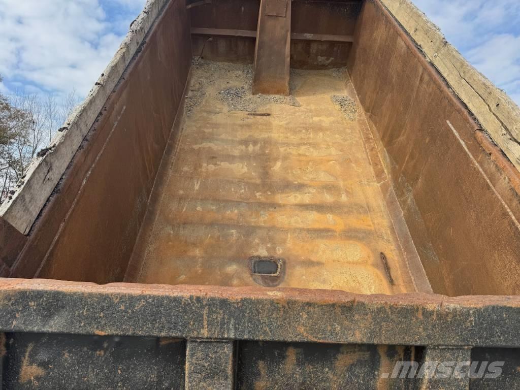 Mack RD 688 S Tipper trucks