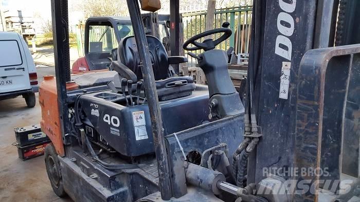 Doosan D40 SC-5 Diesel trucks