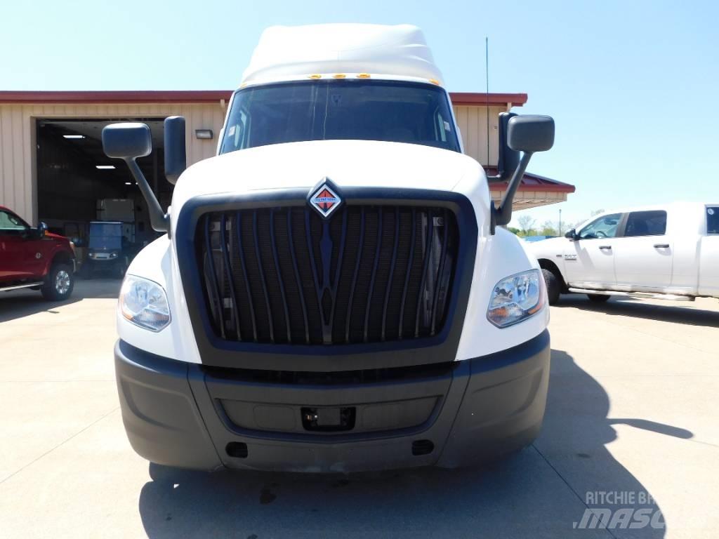 International LT 625 Prime Movers