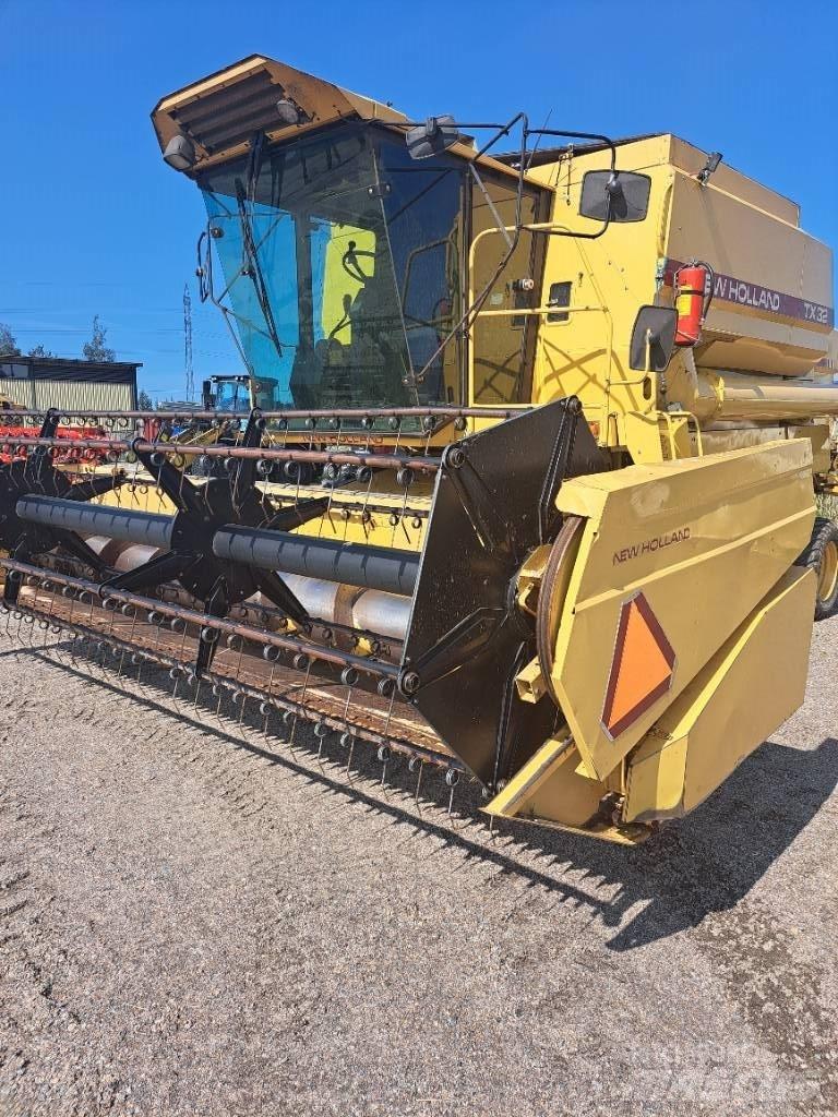 New Holland TX32 Combine harvesters