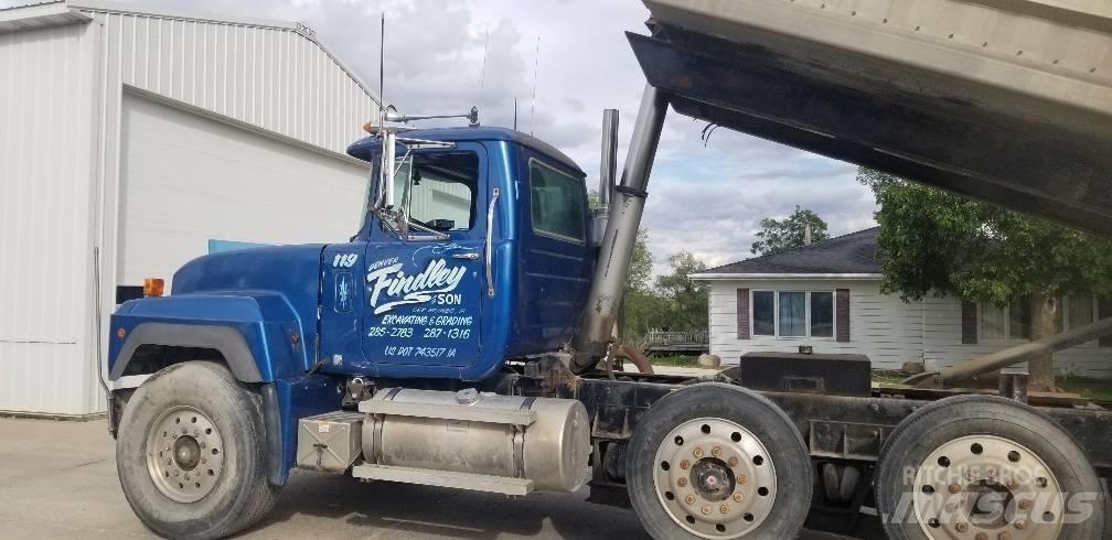 Mack RD 688 S Tipper trucks