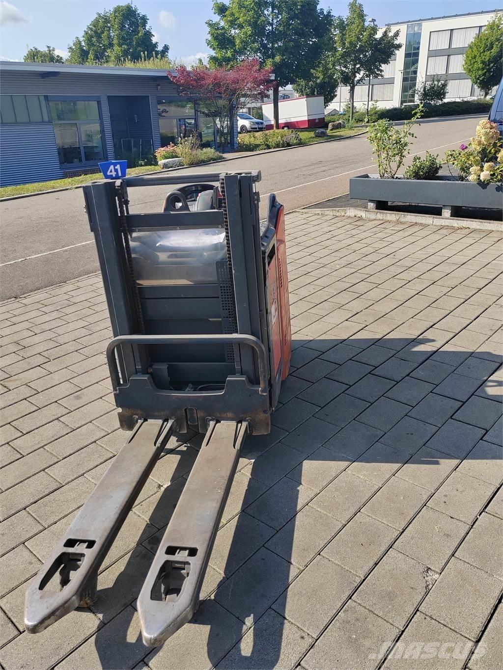 Linde L12 LHP SP Self propelled stackers