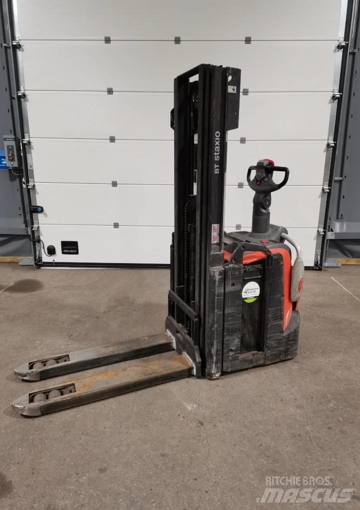 Toyota SPE120L Pedestrian stacker