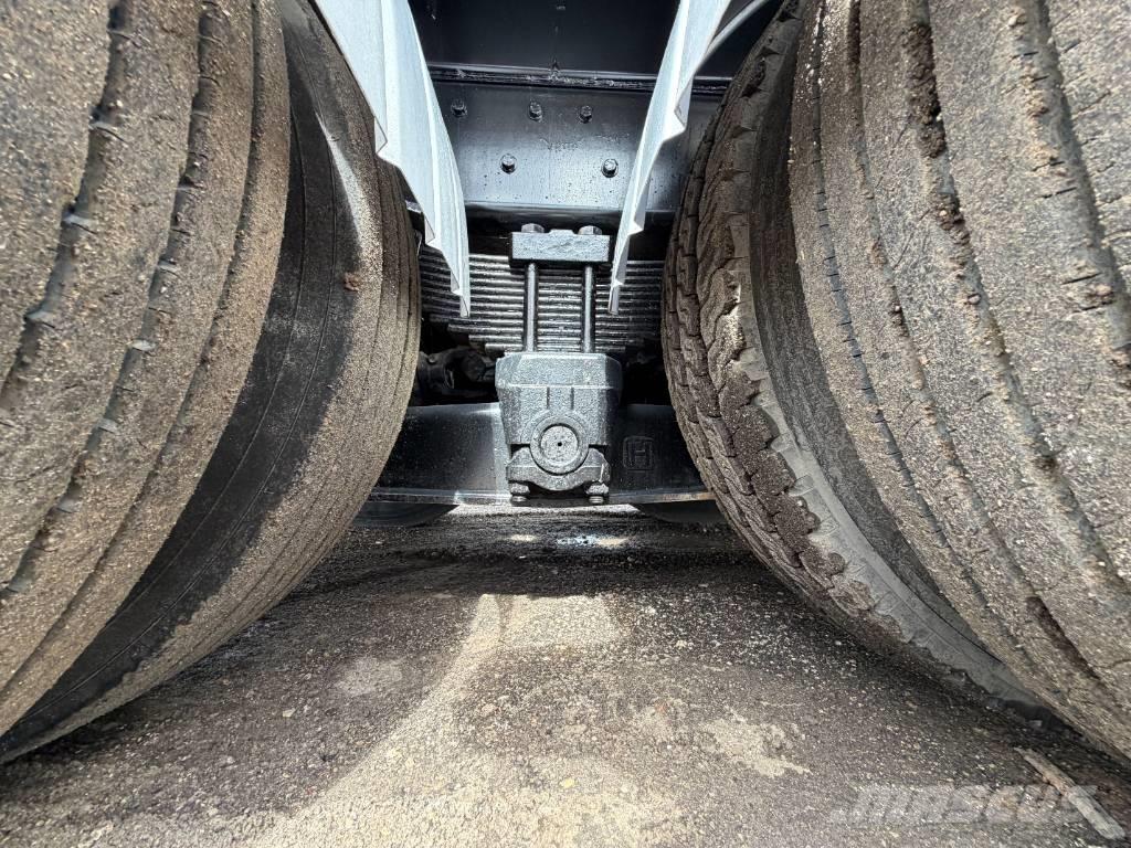 Freightliner 114 SD Commercial vehicle