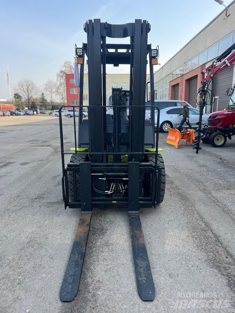 Clark S 30 L LPG trucks
