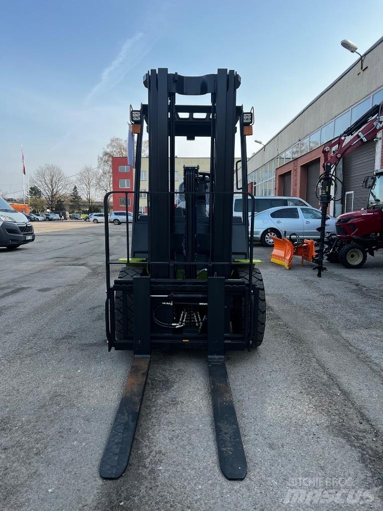 Clark S 30 L LPG trucks