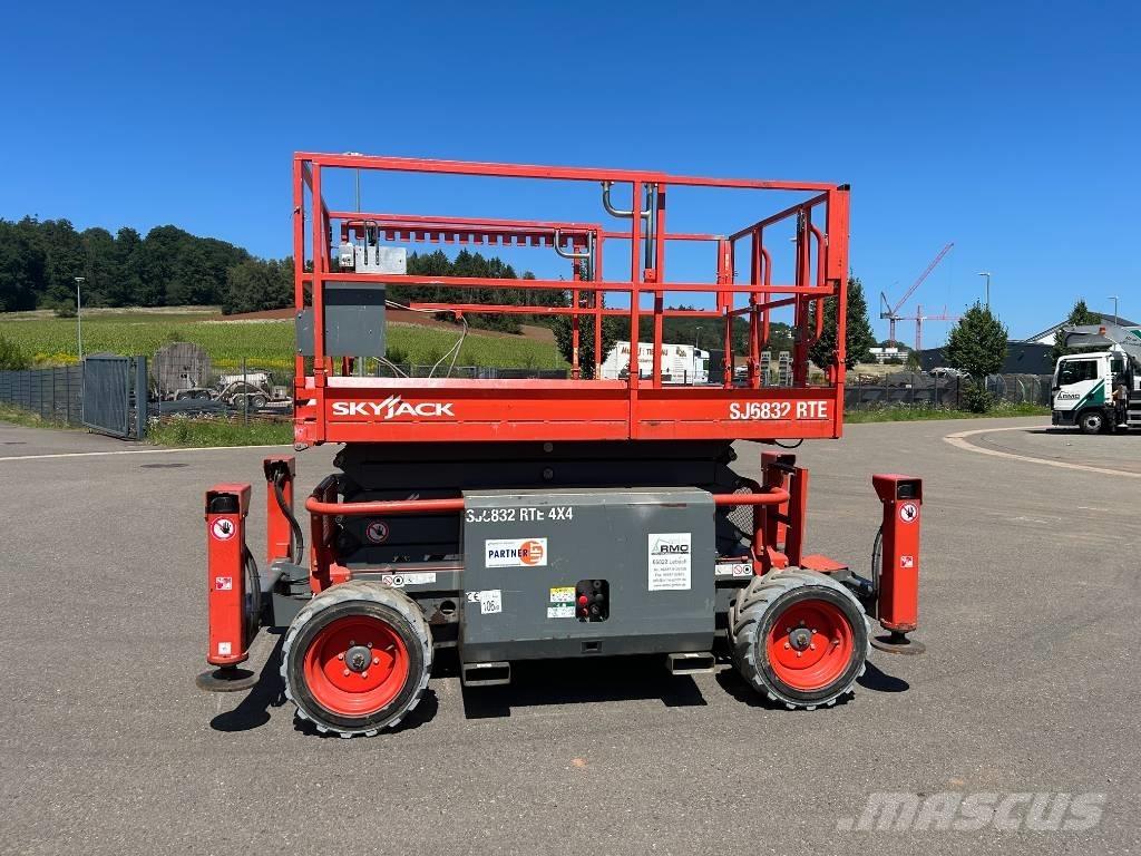 SkyJack SJ 6832 RTE Scissor lifts