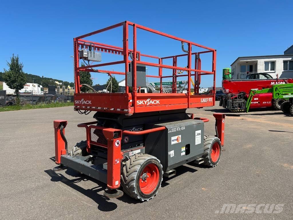 SkyJack SJ 6832 RTE Scissor lifts