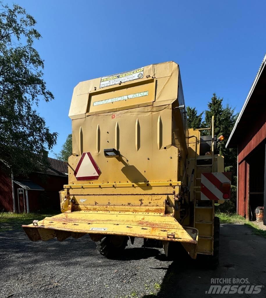 New Holland TX 34 Combine harvesters