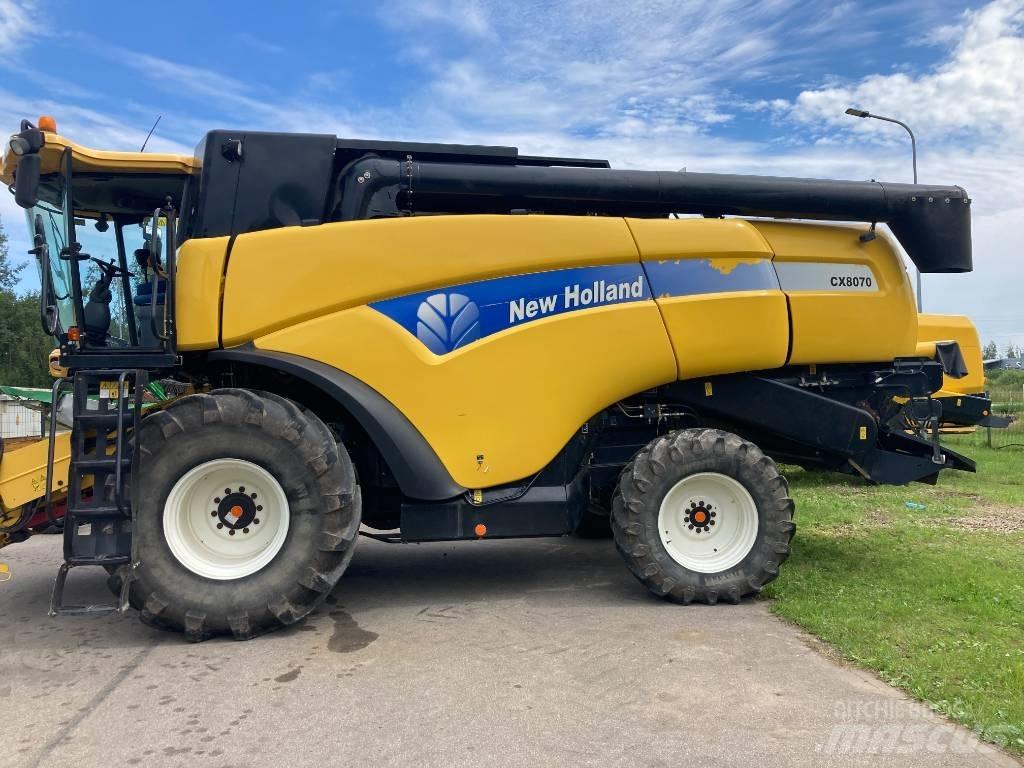 New Holland CX 8070 Combine harvesters