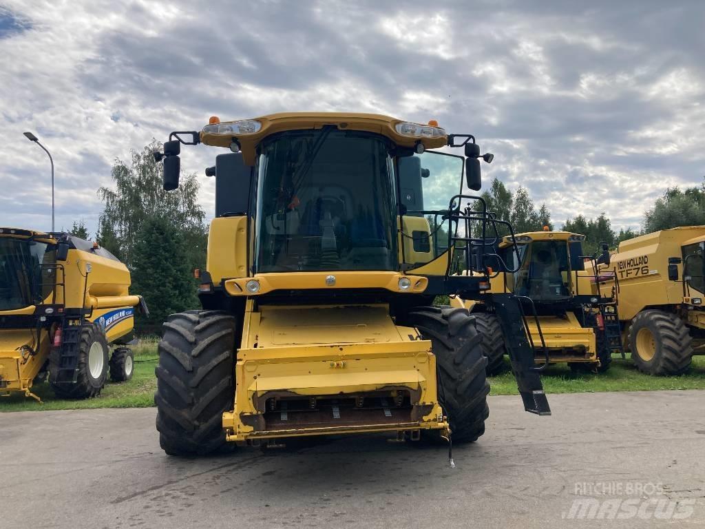 New Holland CX 8070 Combine harvesters
