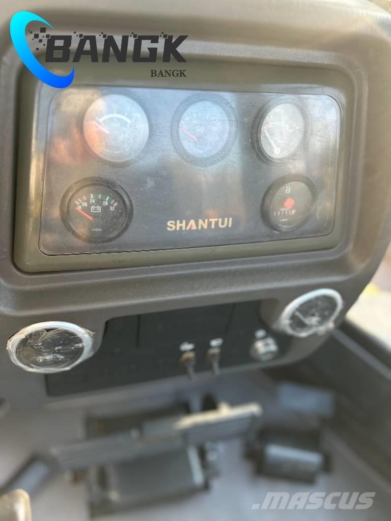 Shantui SD 16 Crawler dozers