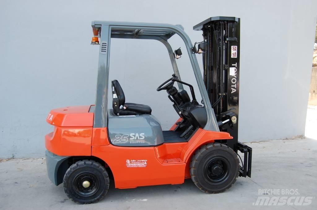Toyota 7 FD 25 Diesel trucks