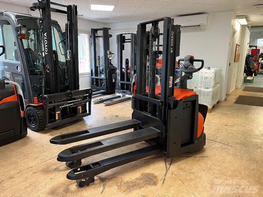 BT SWE 200 D Pedestrian stacker