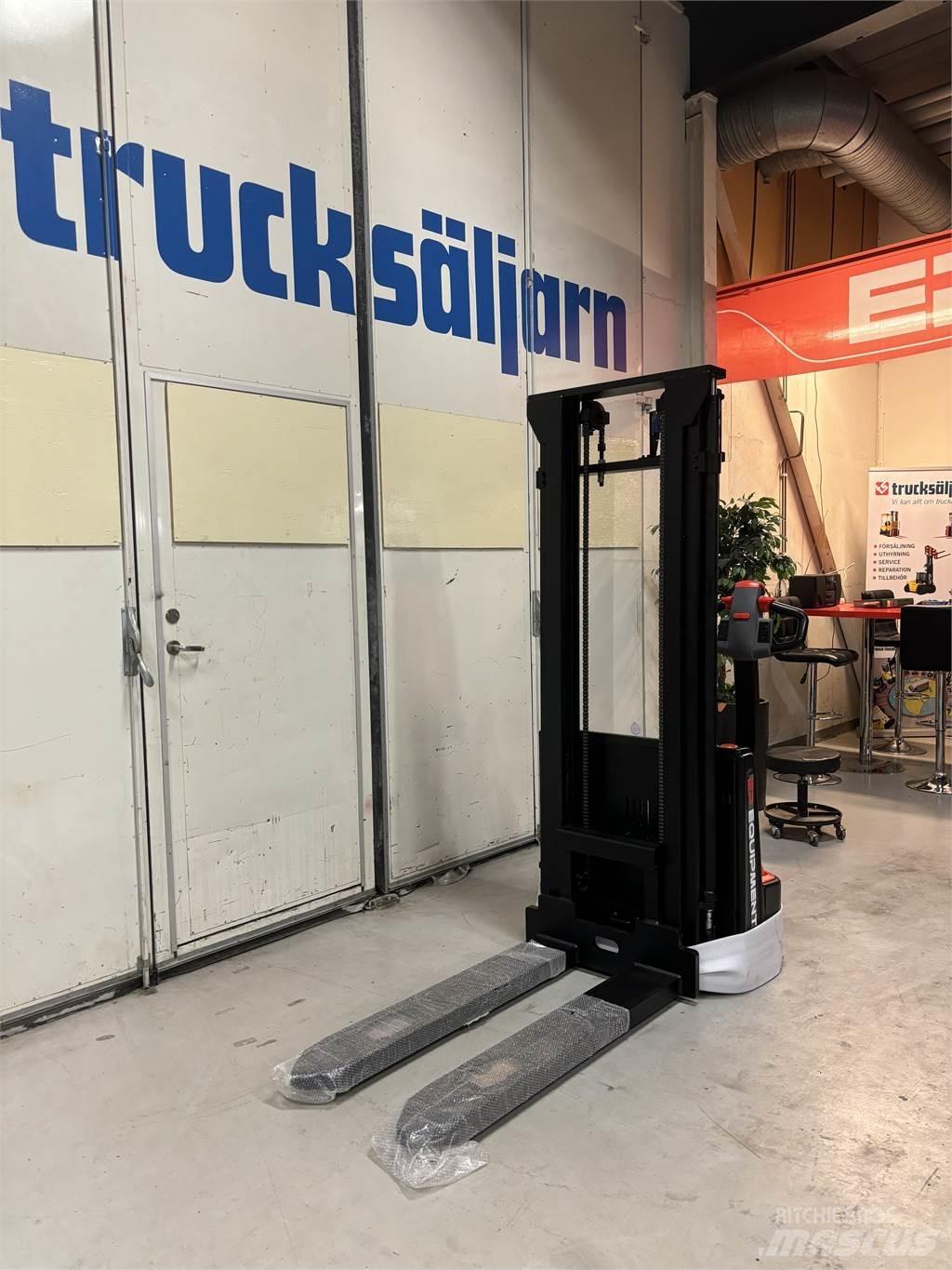 ESA 121 Pedestrian stacker