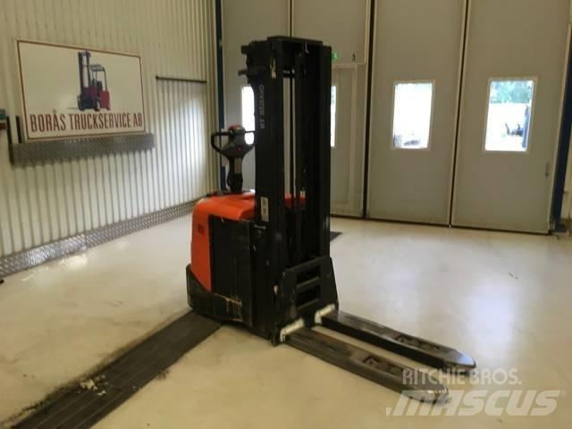 BT SPE 160 L Pedestrian stacker