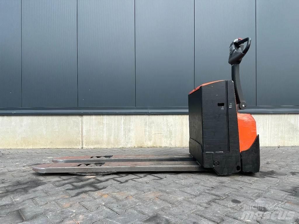 BT LWE180 Pedestrian stacker